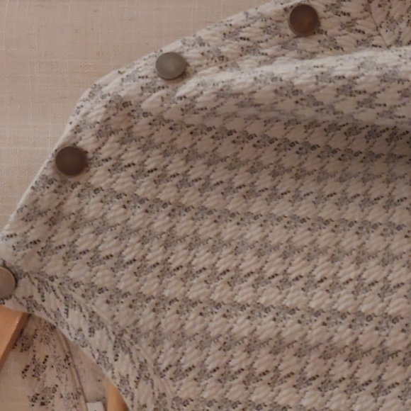 Grey and white sweater with buttoned detailing - Picture 3 of 3